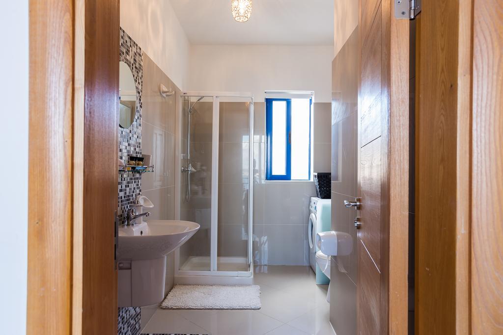 Seaview Luxury Penthouse With Shared Swimming Pool Apartment Ghajnsielem Bagian luar foto