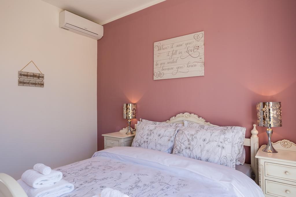 Seaview Luxury Penthouse With Shared Swimming Pool Apartment Ghajnsielem Bagian luar foto